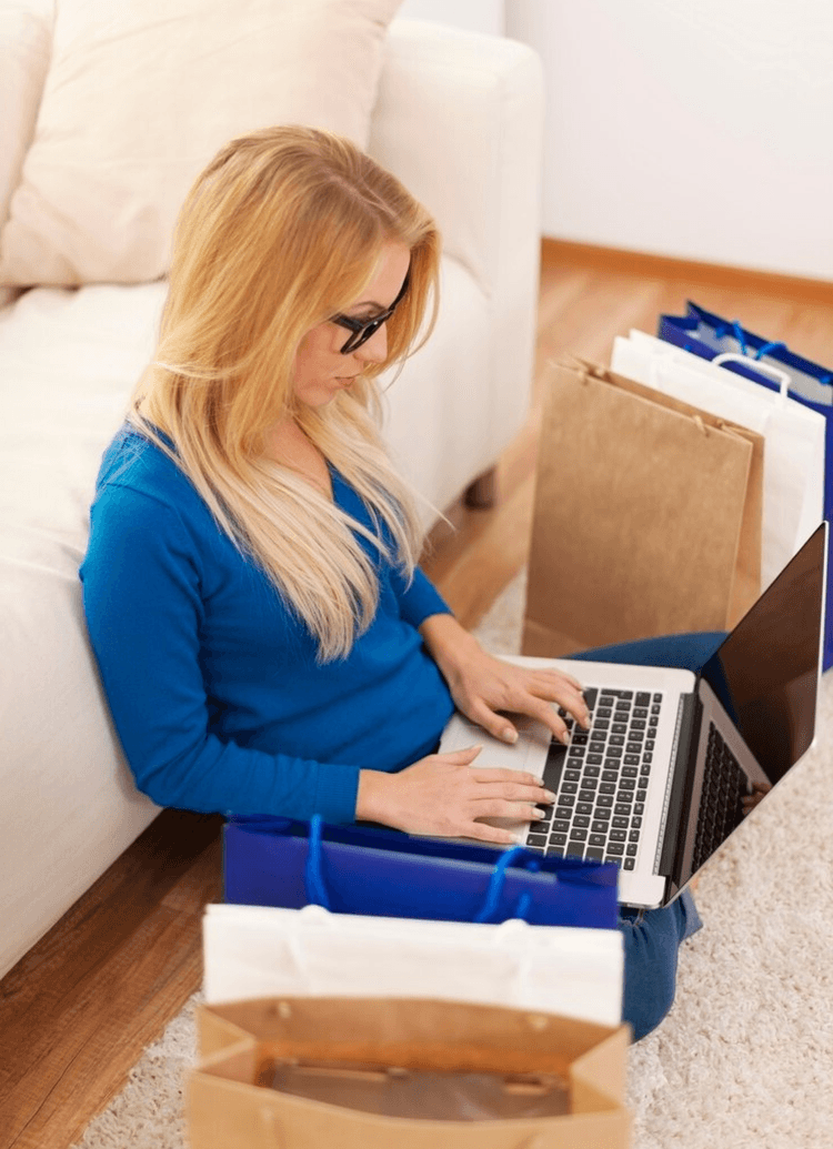 mujer usando su laptop