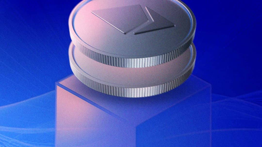 moneda de ethereum sobre un cubo