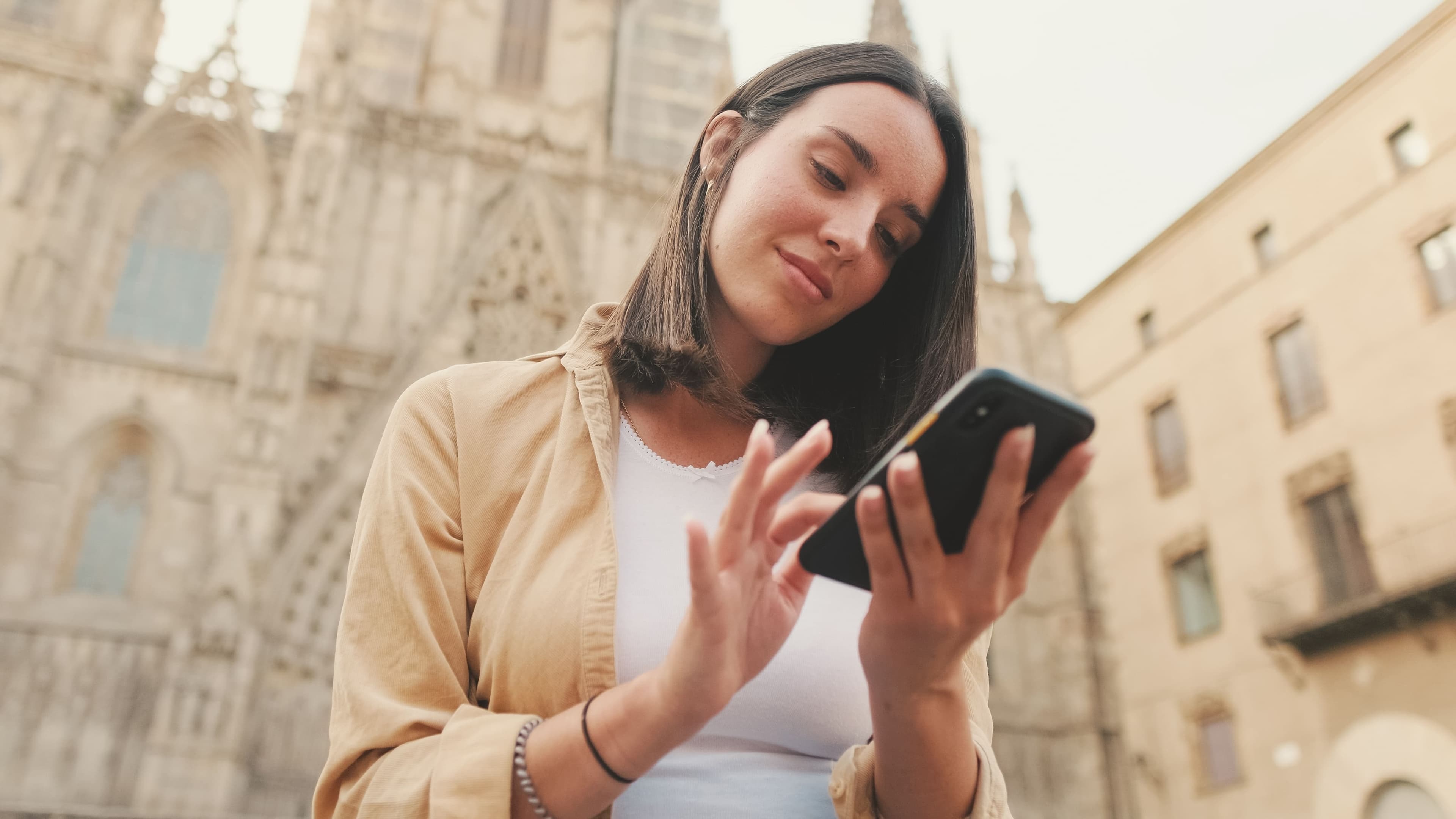 mujer usando su celular