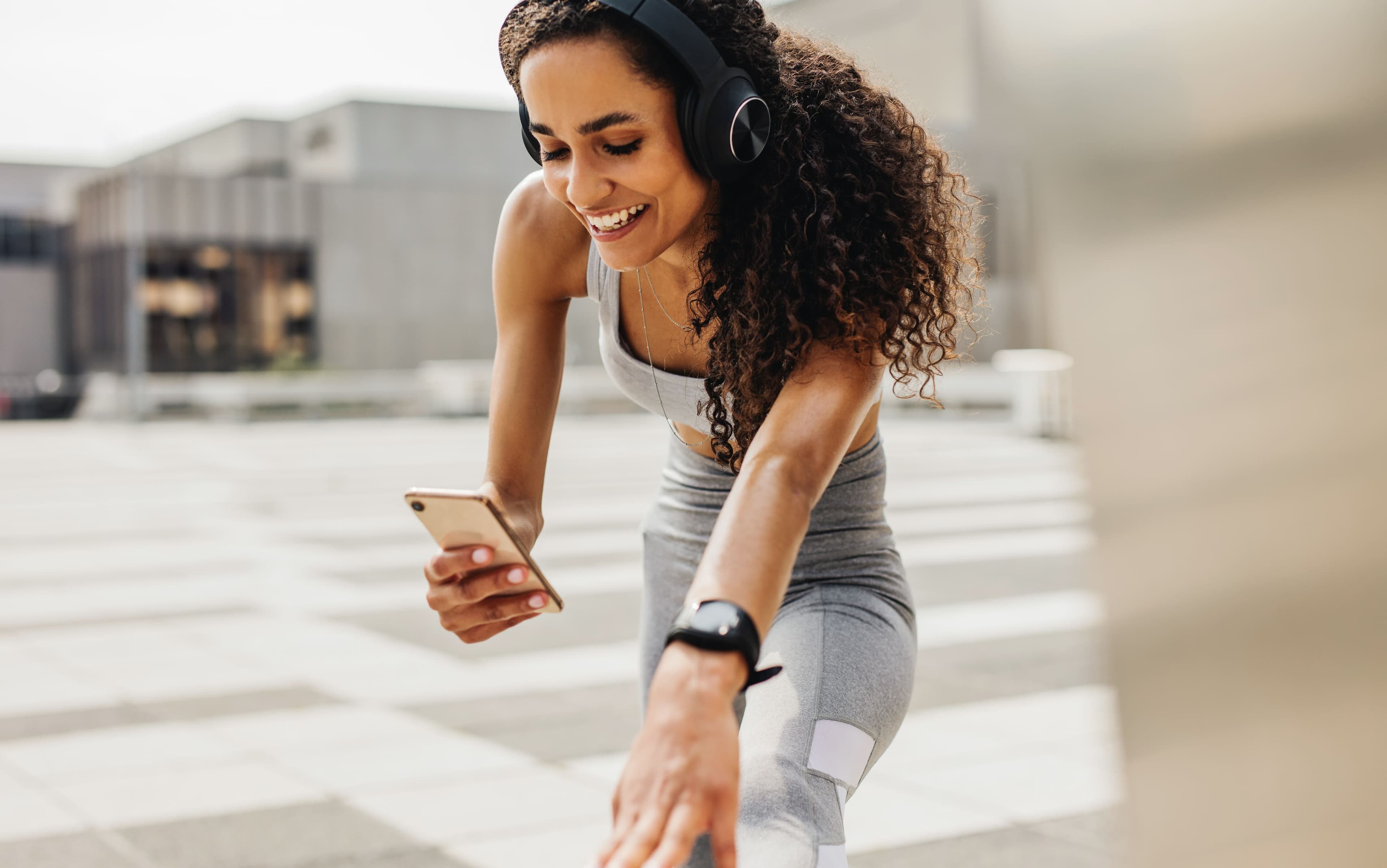 mujer sonriendo mientras mira su celular
