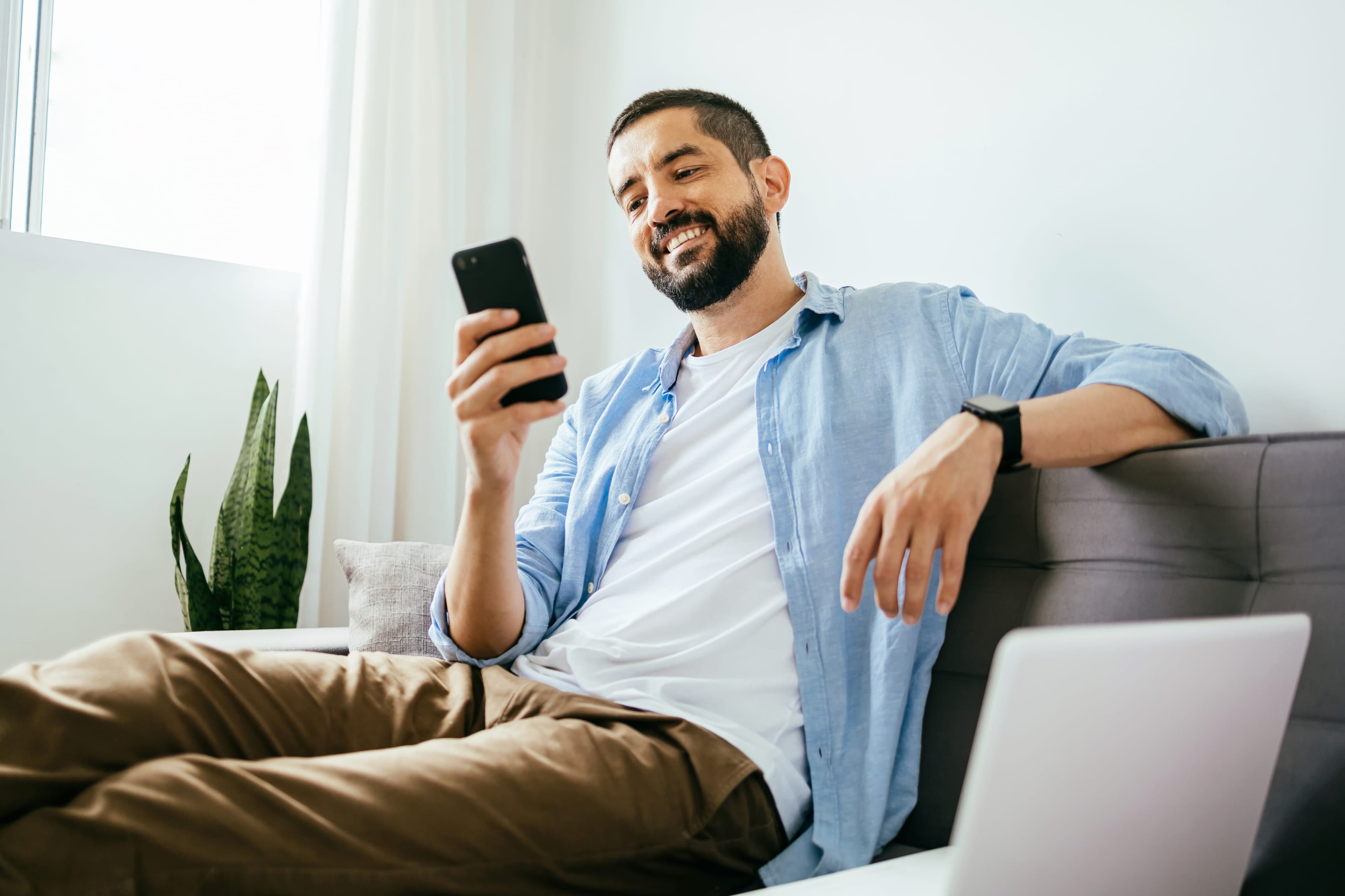 un hombre utilizando su telefono