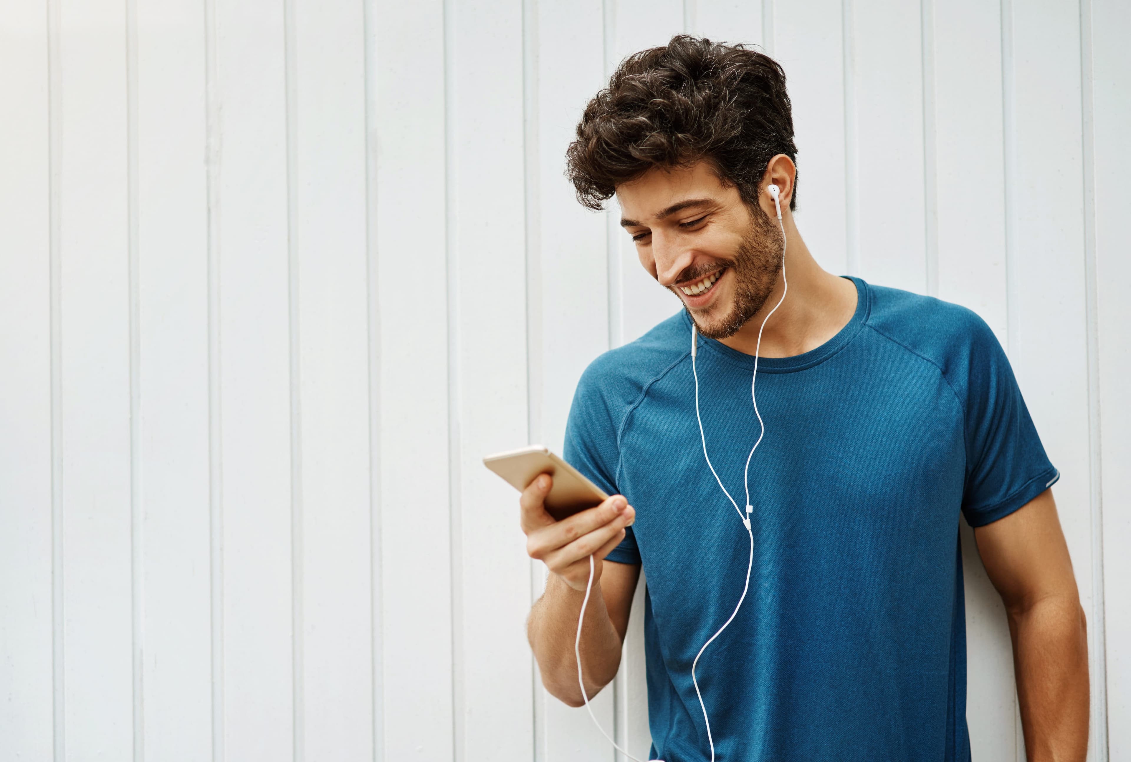 hombre joven escuchando musica con sus audifonos