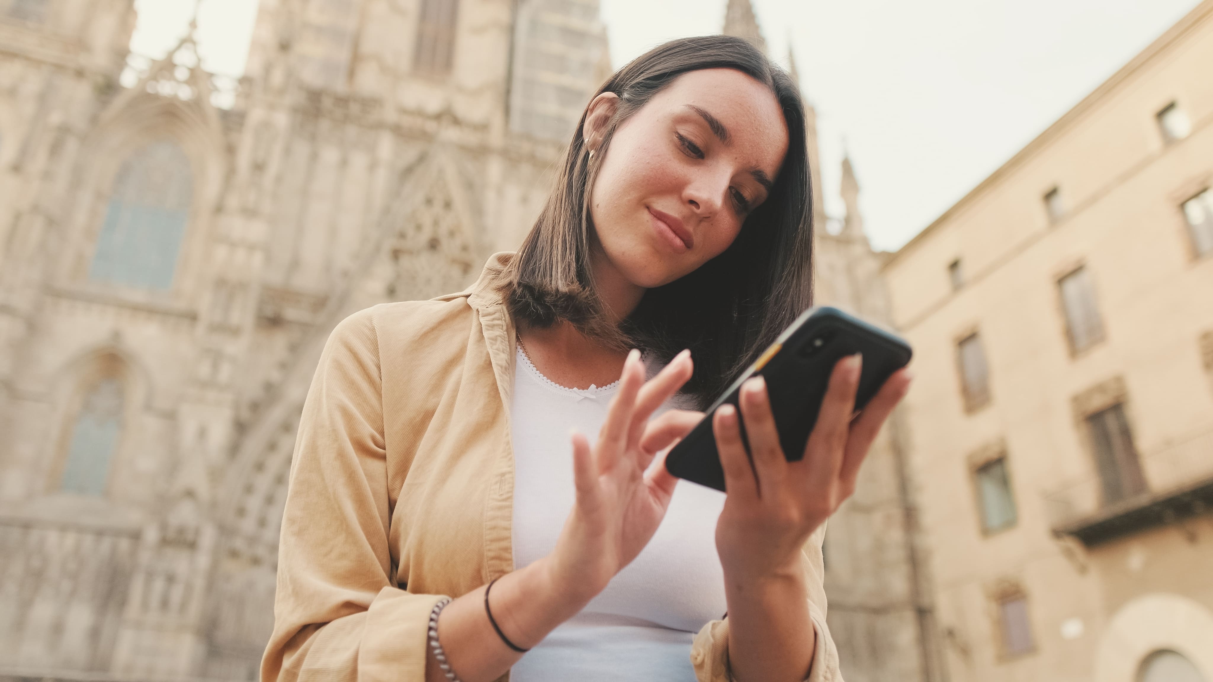 mujer usando su celular